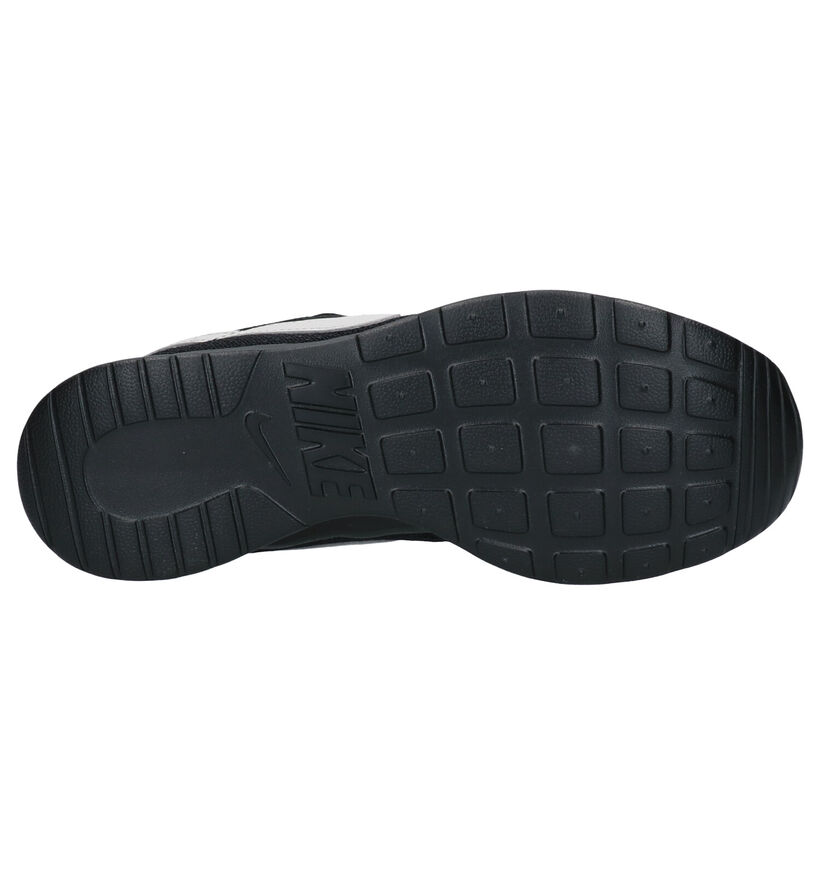 Nike Tanjun Baskets en Noir pour femmes (299457)