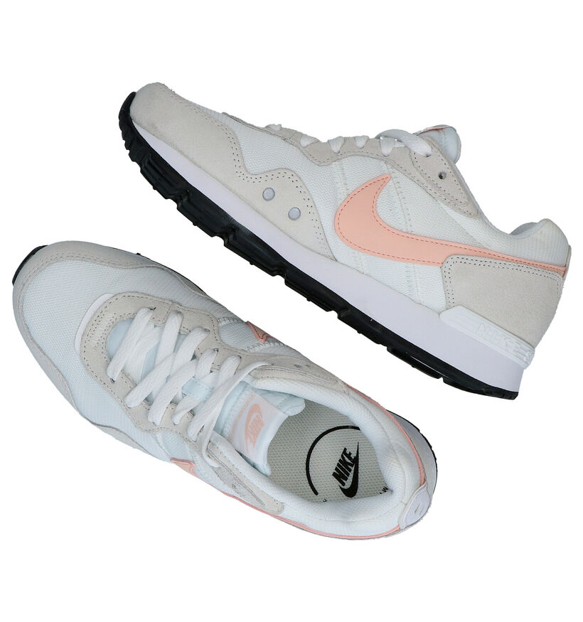 Nike Venture Runner Baskets en Beige pour femmes (316794)