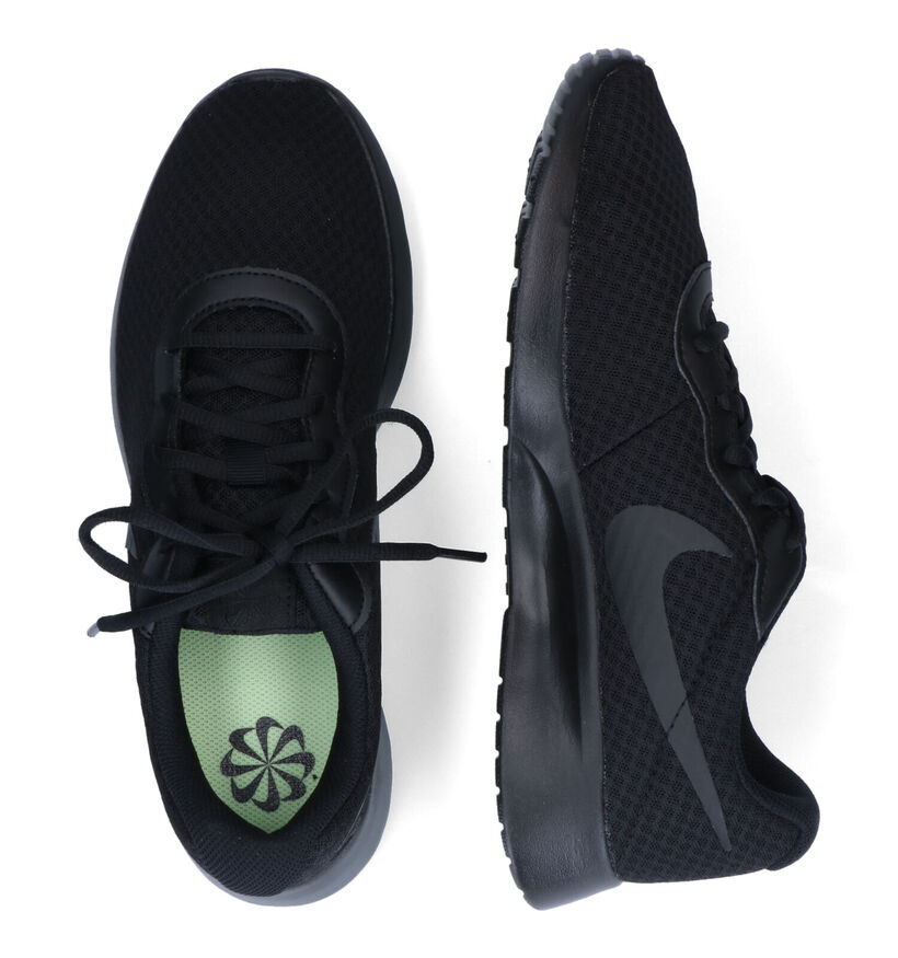 Nike Tanjun Baskets en Noir pour hommes (309098)