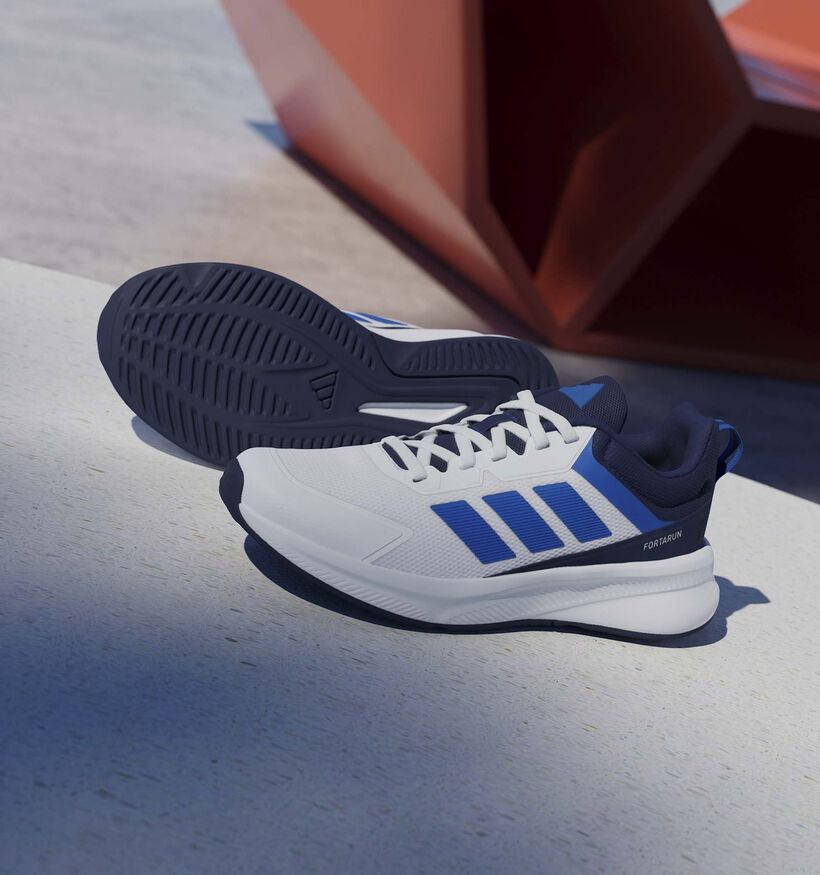 adidas Fortarun 4.0 Baskets en Blanc/Bleu pour gar&ccedil;ons (372683) - pour semelles orthop&eacute;diques