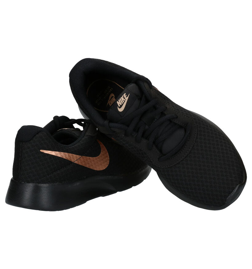 Nike Tanjun Baskets en Noir pour femmes (324623)