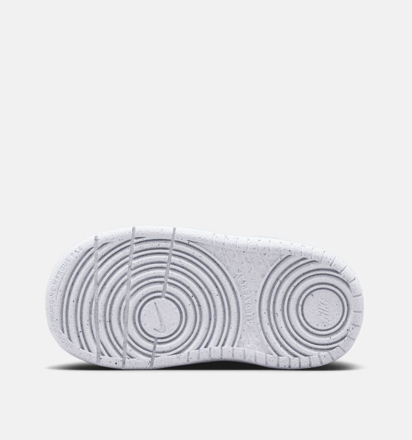 Nike Court Borough Low Baskets pour b&eacute;b&eacute; en Blanc pour filles, gar&ccedil;ons (373422)