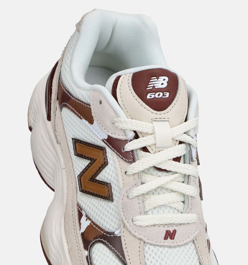 New Balance 603 Baskets Cow Print Detail en Blanc/Beige pour femmes (377223) - pour semelles orthop&eacute;diques