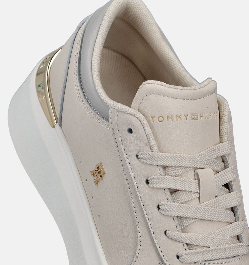 Tommy Hilfiger Shiny Baskets en Ecru Tommy Hilfiger Shiny Baskets en Ecru pour femmes (366165) - pour semelles orthopédiques