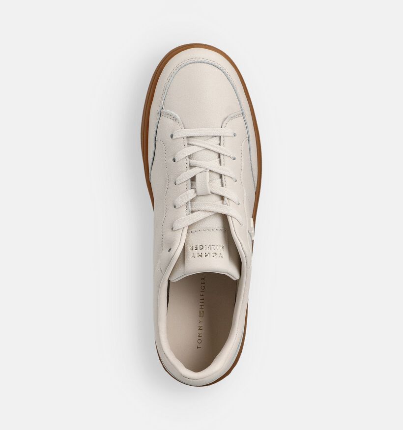 Tommy Hilfiger Heritage Court Baskets en Ecru Tommy Hilfiger Heritage Court Baskets en Ecru pour femmes (366162)