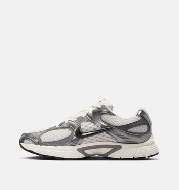 Nike V5 RNR Low Sneakers Black/Black/Anthracite/001 -Black/ Black Anthracite/Black/ Black Anthracite/ Smoke Grey/004 -Black/ Black Anthracite/ Smoke Grey/Black/ Black Anthracite/ Lime Blast/400 -BLUE VOID/BLACK-WOLF GREY-PLATINUM TINT/105 -SUMMIT WHITE/FIRE RED-PLATINUM TINT/Cave Stone/Black/College Grey/Vast Grey/201 -Moon Particle/ Light orewood brown/006 -Pencil Point/ Atmosphere Grey/009 -Phantom/ Black Pencil Point