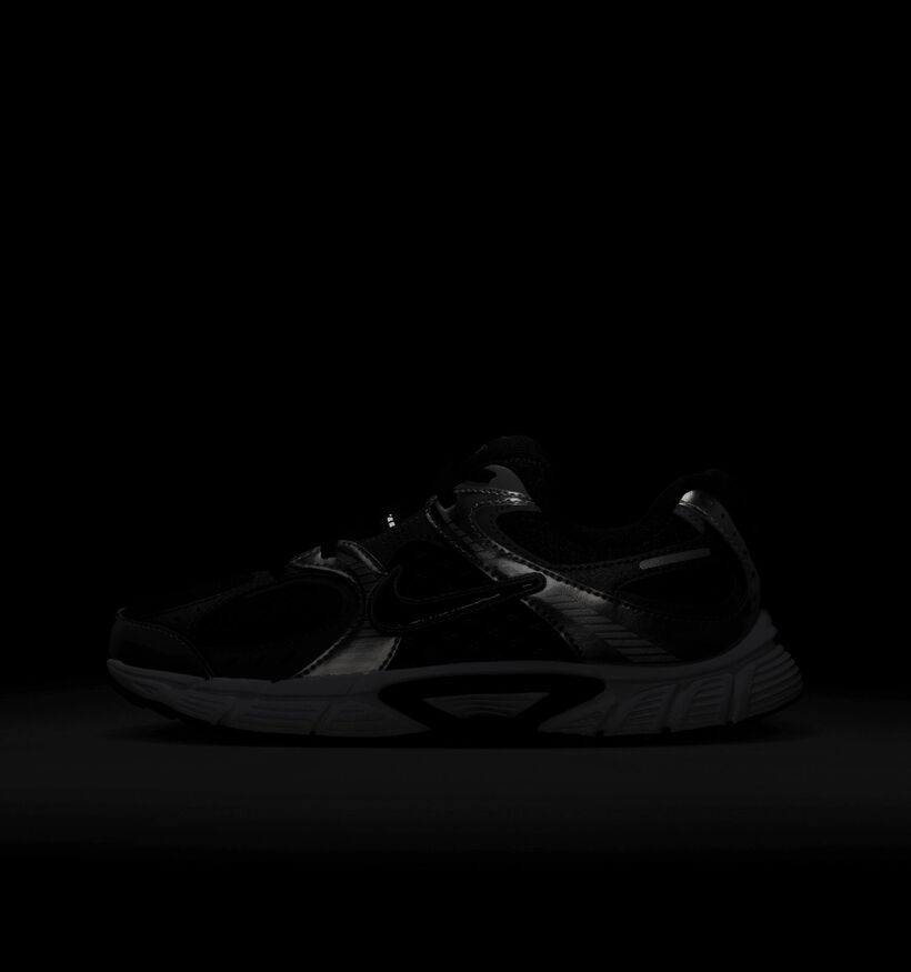 Nike V5 RNR Baskets basses en Noir pour gar&ccedil;ons (377287)