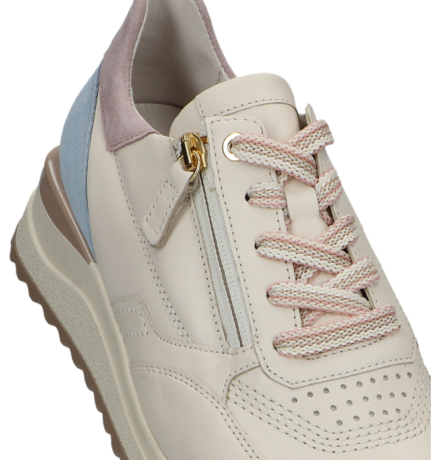 Beige suède sneakers met details | Lage sneakers | Manfield | Manfield