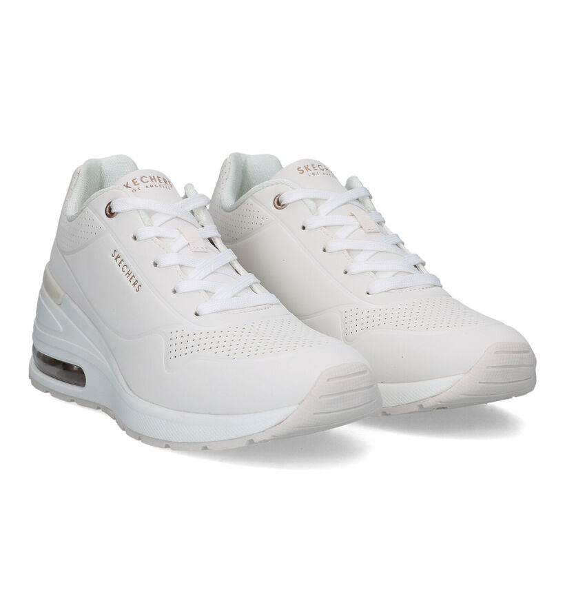 Skechers Million Air Alevated Air Baskets avec talon compensé en Écru pour femmes (350353)