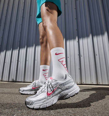 Nike Initiator Low Outdoorschoenen 100 -white/metallic silver-photon dust/111 -WHITE/ SAIL- SAIL -BURGUNDY CRUSH/Phantom/Fossil Stone/Red Sepia/Echo Pink/103 -LT OREWOOD BRN/ SAIL -PHANTOM/001 -PHANTOM/MINK BROWN-LIGHT BONE-SAIL/SUMMIT WHITE/ WORLD INDIGO -PURE PLATINUM/600 -particle pink/white-silt red/White/Cherry/Metallic Silver/Vast Grey/ Pink Foam Metallic