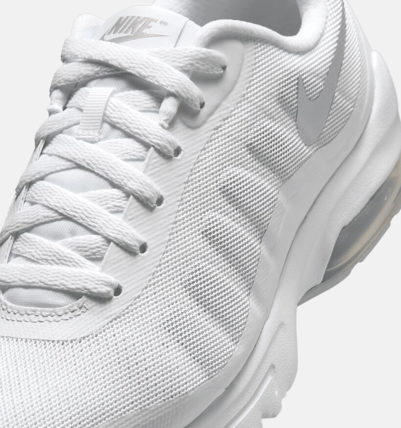 Nike Air Max Invigor Baskets en Blanc pour femmes (371969) - pour semelles orthop&eacute;diques