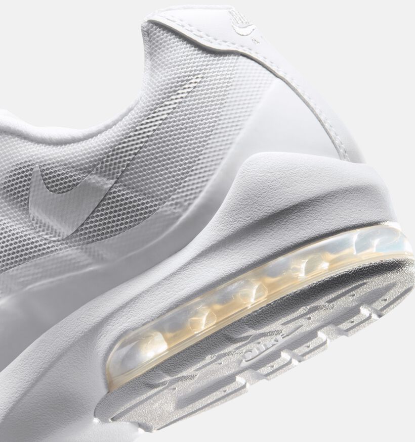 Nike Air Max Invigor Baskets en Blanc pour femmes (371969) - pour semelles orthop&eacute;diques