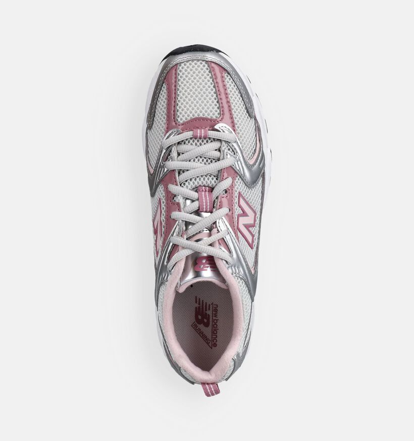 New Balance 530 Metallic Baskets en Argent/Rose pour femmes (366308) - pour semelles orthop&eacute;diques