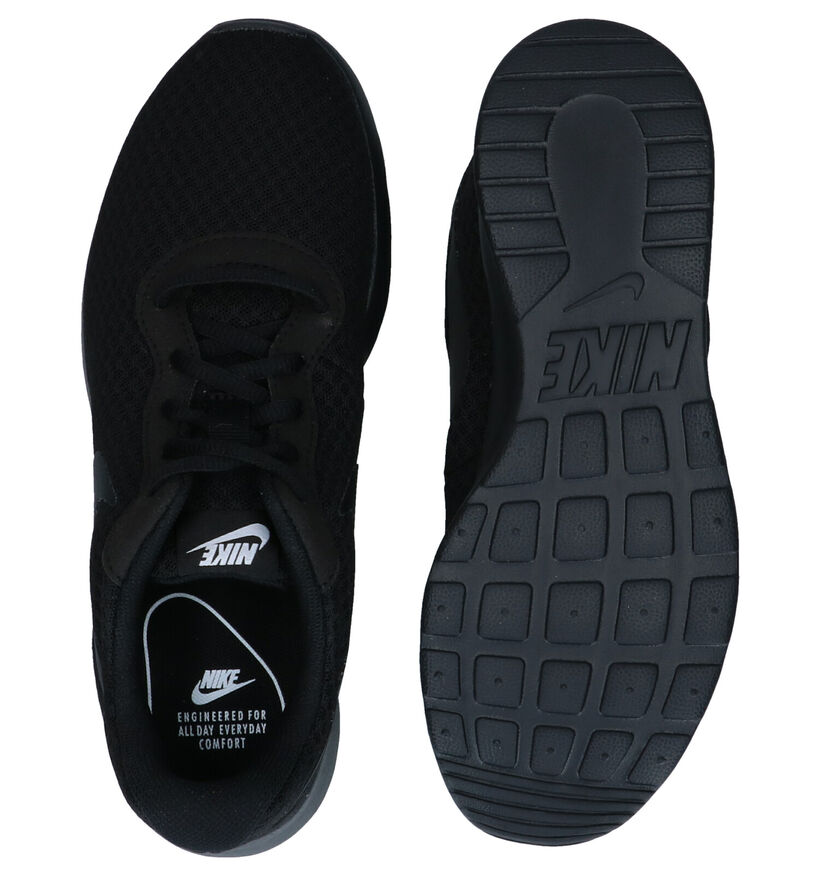 Nike Tanjun Baskets en Noir pour femmes (324623)