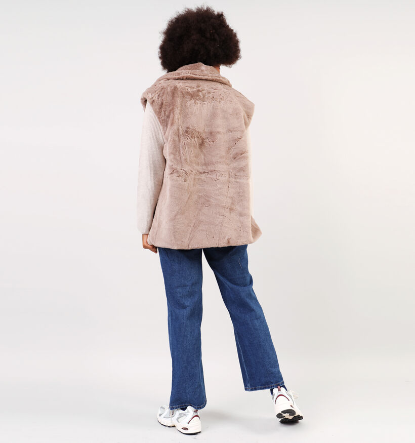 Dolce C. Beige Korte fluffy bodywarmer voor dames (350609)