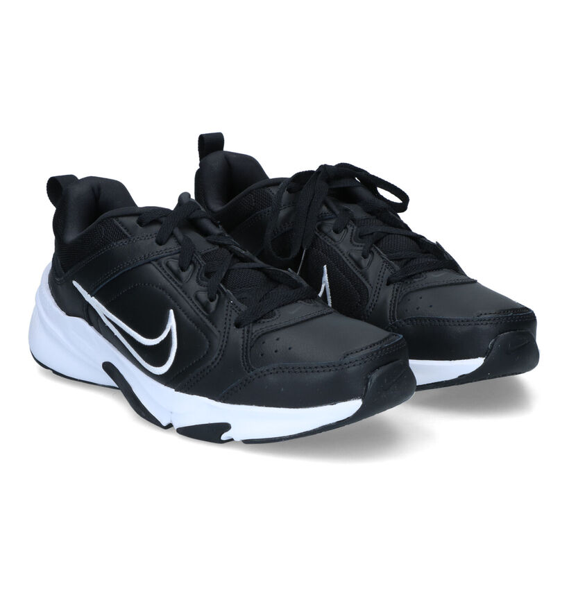 Nike Defy All Day Baskets en Blanc pour hommes (332318)
