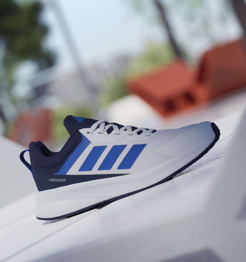 adidas Fortarun 4.0 Baskets en Blanc/Bleu pour gar&ccedil;ons (372683) - pour semelles orthop&eacute;diques