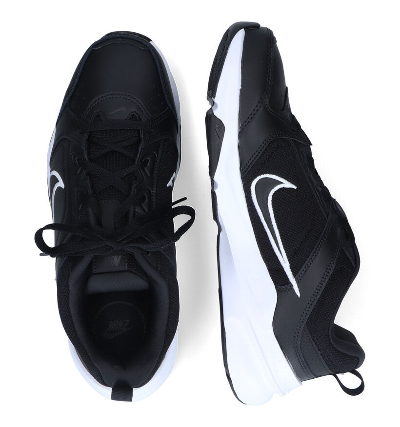 Nike Defy All Day Baskets en Blanc pour hommes (332318)