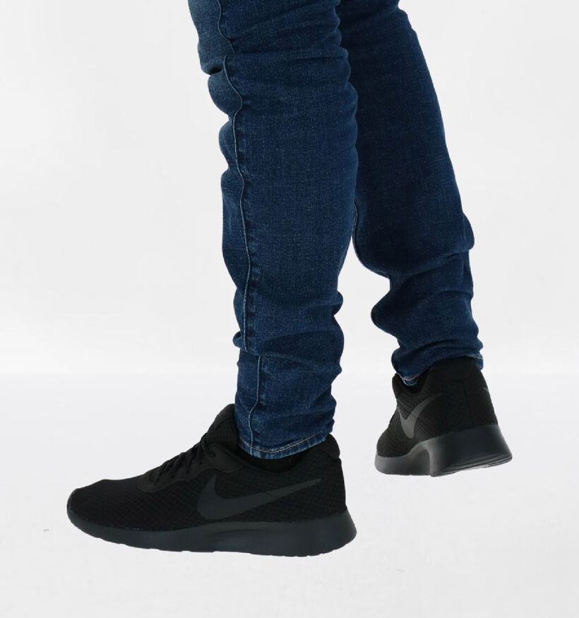 Nike Tanjun Baskets en Noir pour hommes (332341)