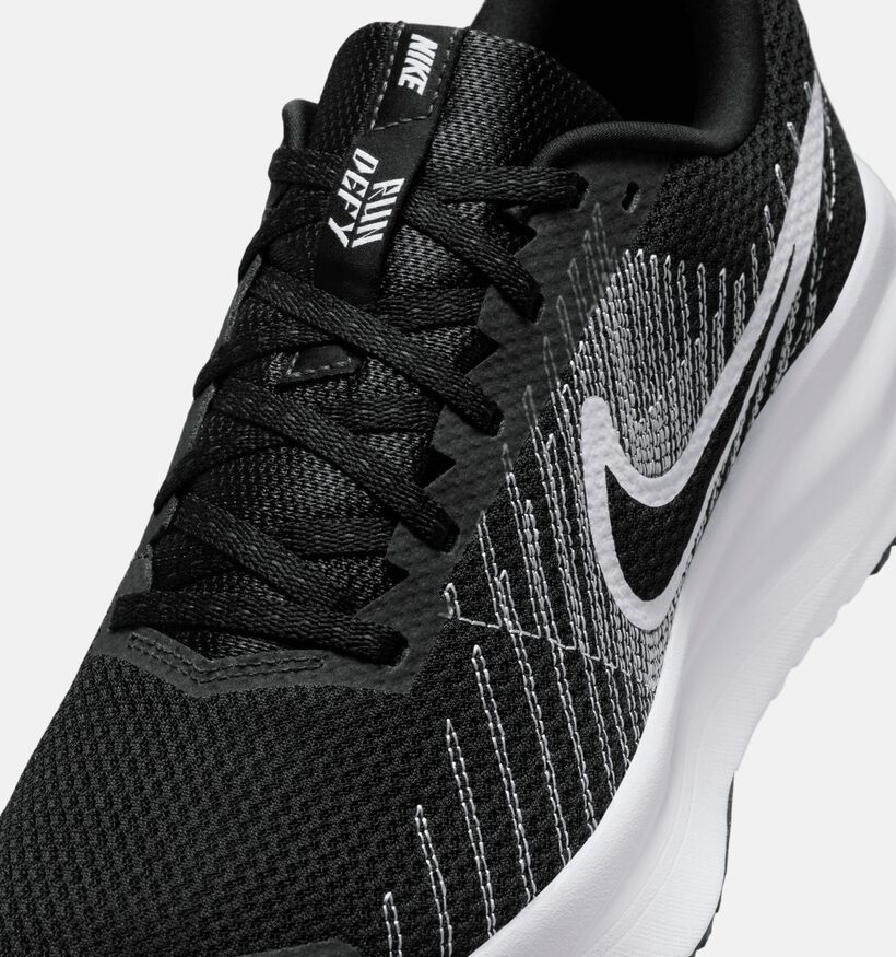 Nike Run Defy Baskets basses en Noir pour hommes (355896)