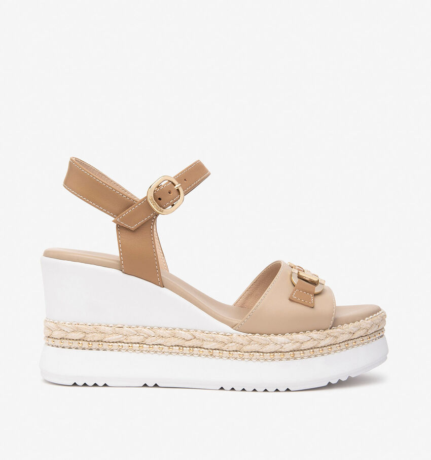 NeroGiardini Sandales avec talon compensé en Beige