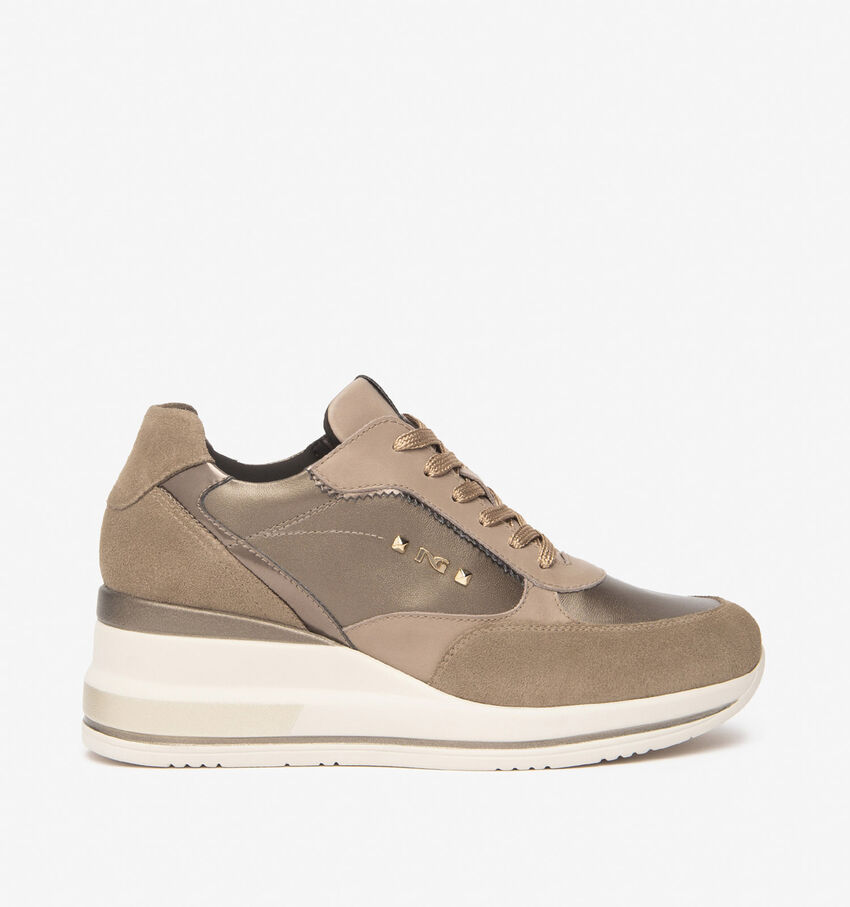 NeroGiardini Donkerbeige Sleehak Sneakers