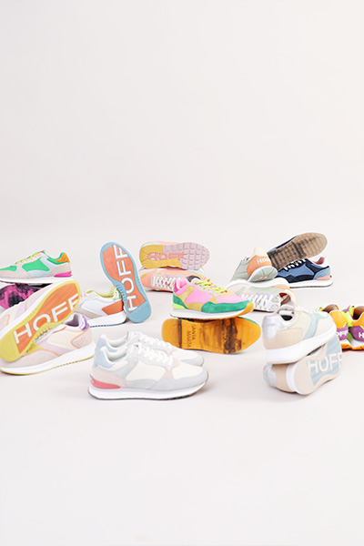 zwarte broek met sneakers