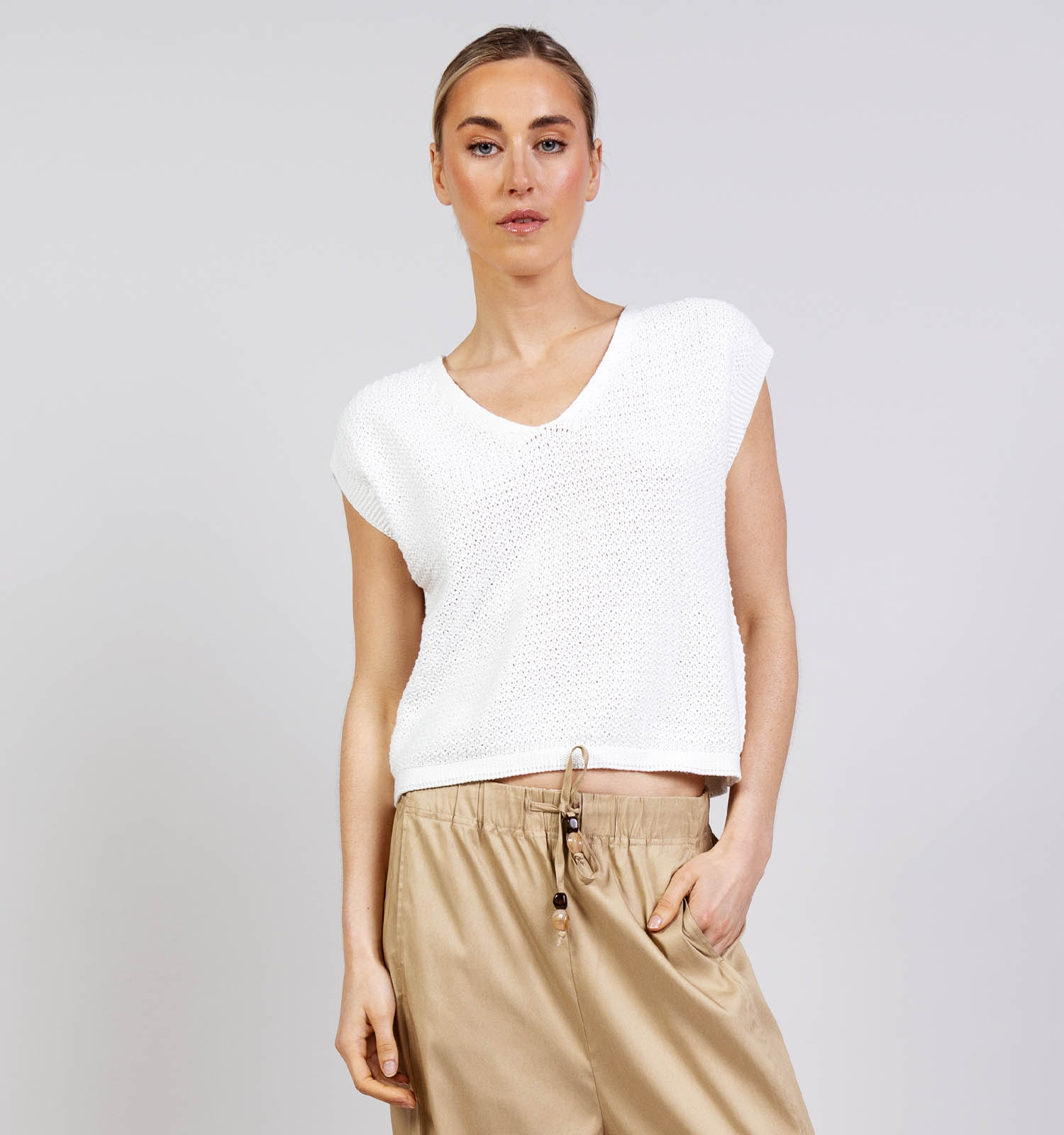 JDY Martha Button Back Witte Mouwloze Trui