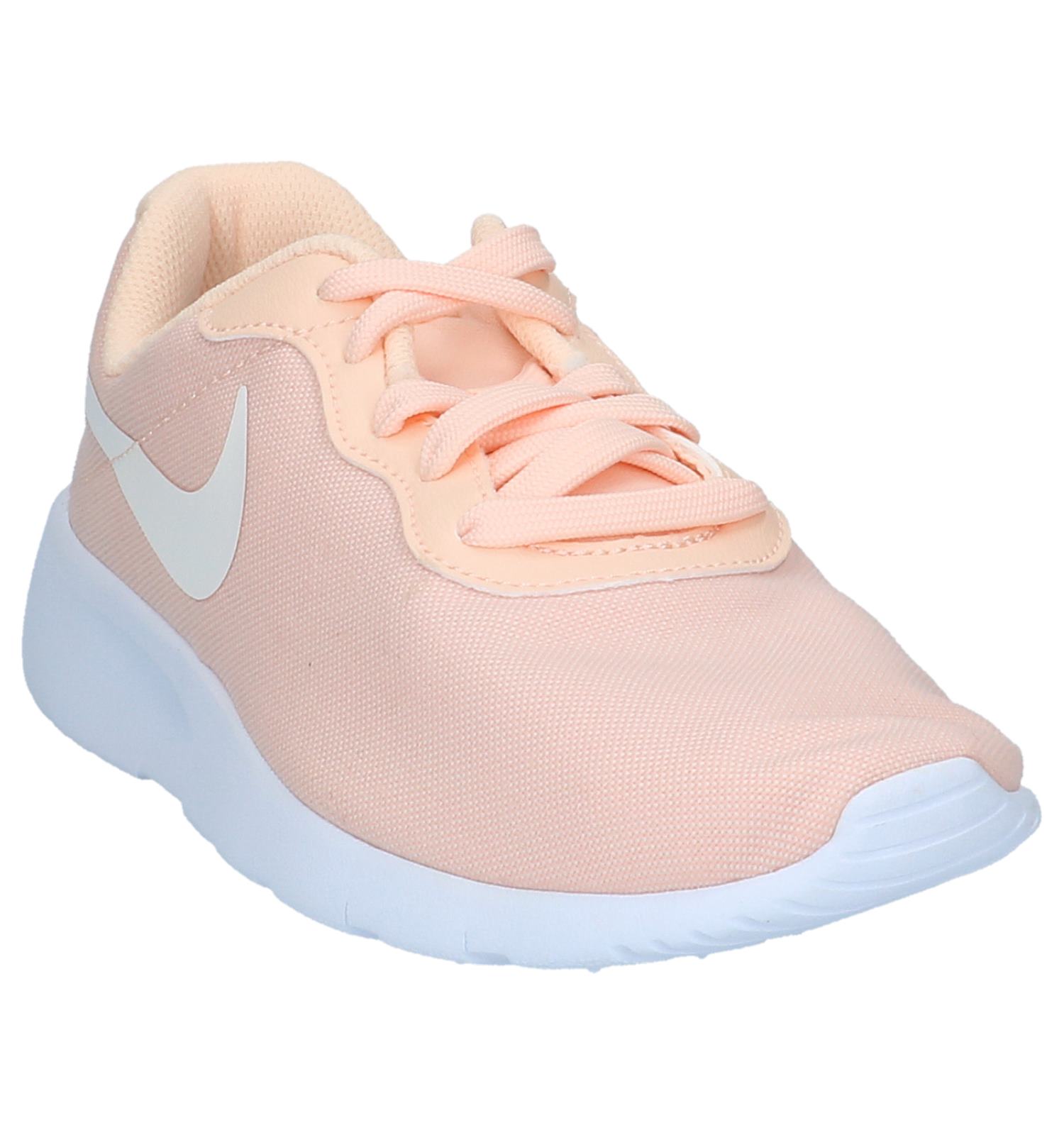 roze nike sneakers